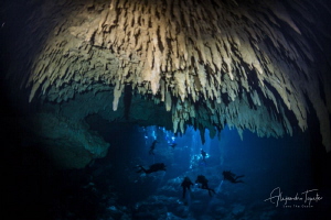Divers in the PIT, Tulum México by Alejandro Topete 
